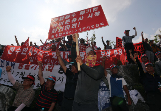 천수만 AB지구 경작농업인들이 12일 오후 정부세종청사 농림축산식품부 앞에서 트랙터를 세워 놓은 채 궐기대회를 열고 간월호 수량유지 원인 규명과 천수만 AB지구 피해지역 평년작 보상 등을 요구하고 있다.